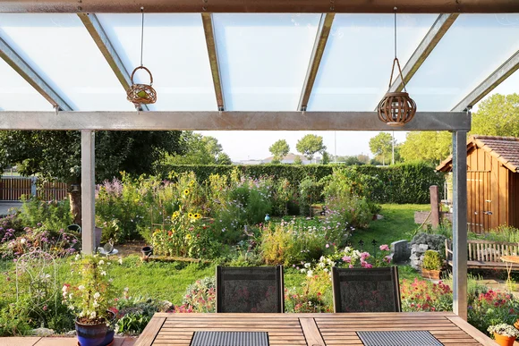 Überdachte Terrasse mit Blick in den Garten