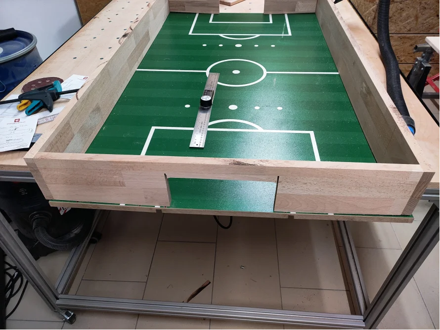 Tischfußball-Spielfeld aus Holz