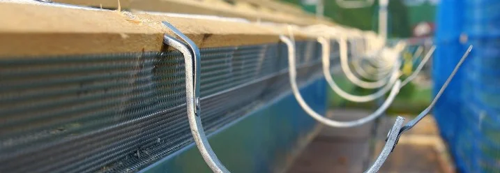 Metallene Dachrinnenhalterungen an Dachkante