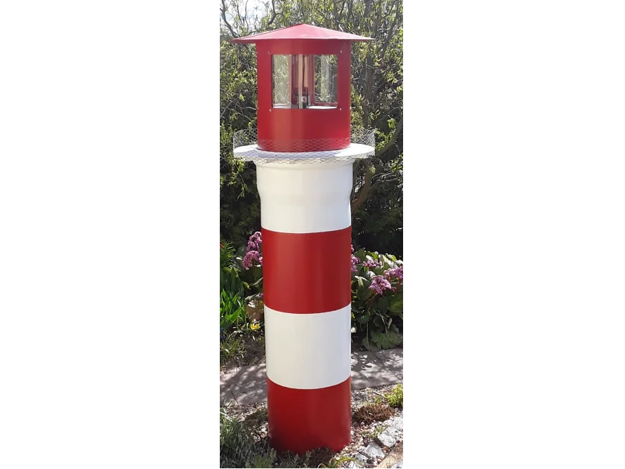 Dekativer Leuchtturm im Garten