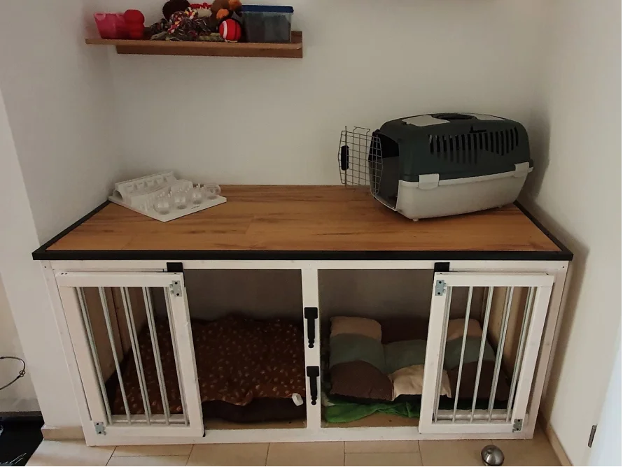 Doppel Hundebox aus Holz mit Kissen