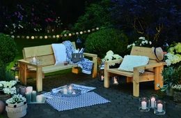 Gemütliche Gartenlounge bei Nacht