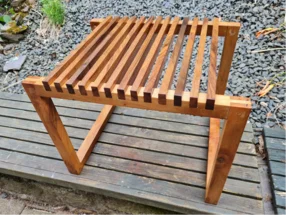 Holzhocker mit Lattenrost