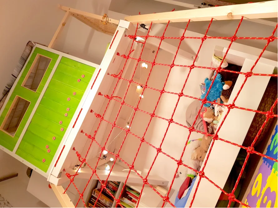 Hochbett mit Spielbereich