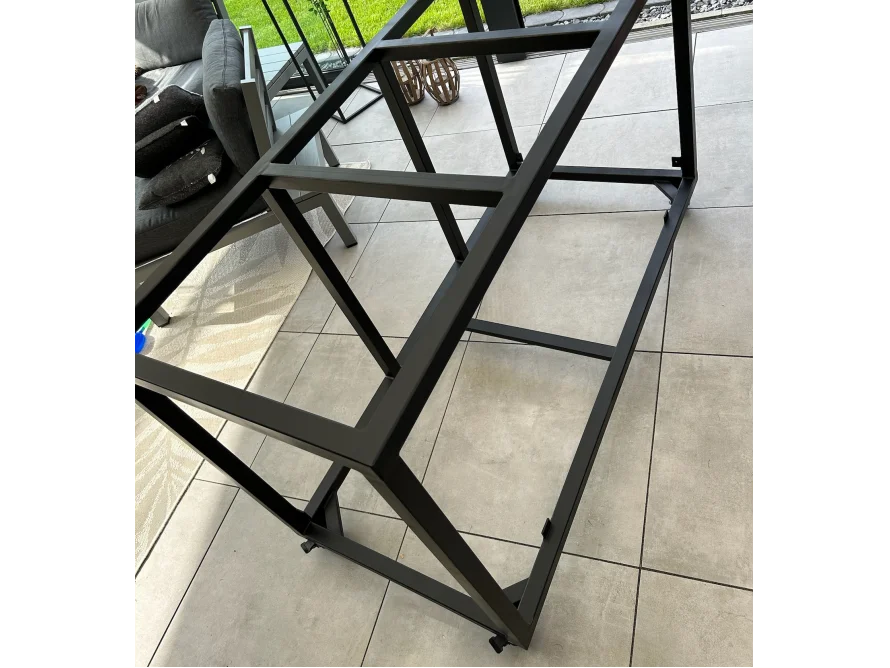 Schwarzes Metallgestell eines Tisches