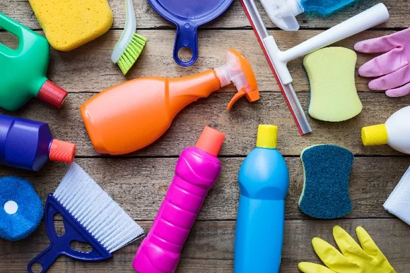 Bunte Reinigungsmittel auf Holztisch