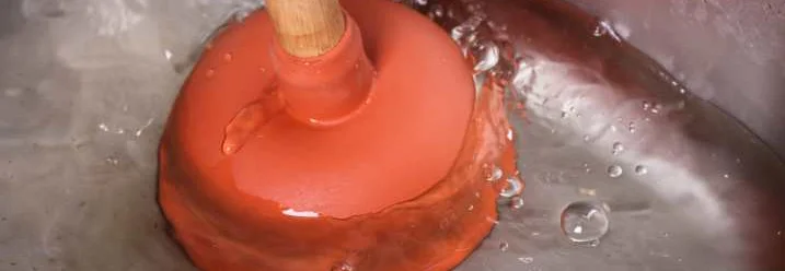 Saugglocke im Waschbecken