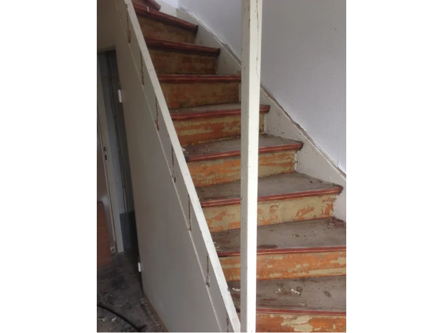 Abgenutzte Holztreppe im Innenbereich