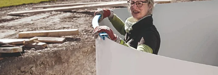 Person baut einen runden Pool auf.