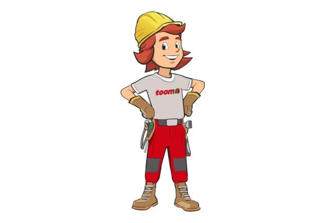 Tom: Lächelnde Person mit toom T-Shirt, Werkzeuggürtel und Helm.