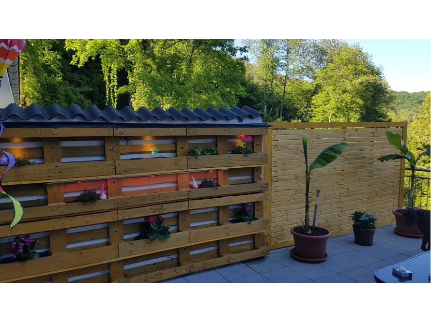 Vertikaler Garten aus Paletten auf einer Terrasse