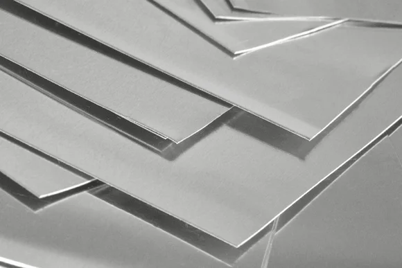 Gestapelte Metallplatten