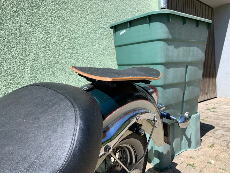 Skateboard auf Motorrad-Sitz