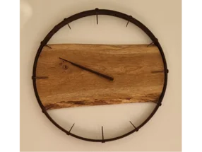 Rustikale Uhr aus Holz und Metall