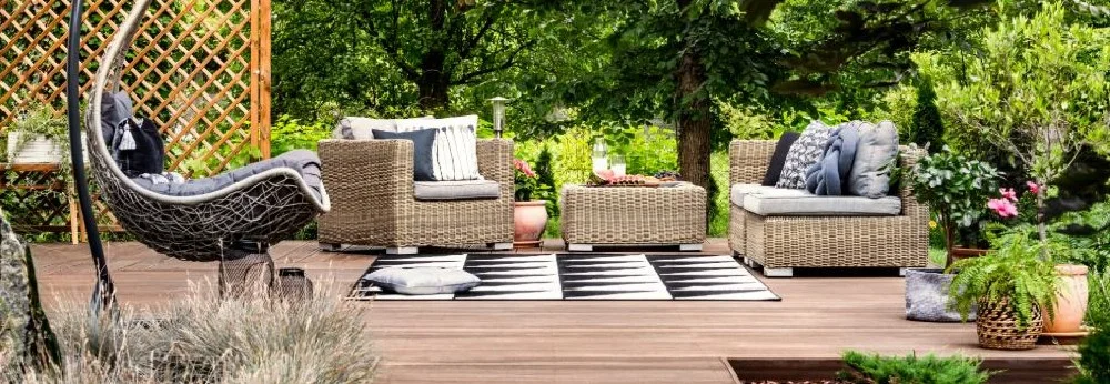 Gemütliche Sitzecke auf einer Terrasse im Grünen