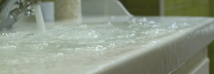 Wasser läuft in ein überlaufendes Waschbecken