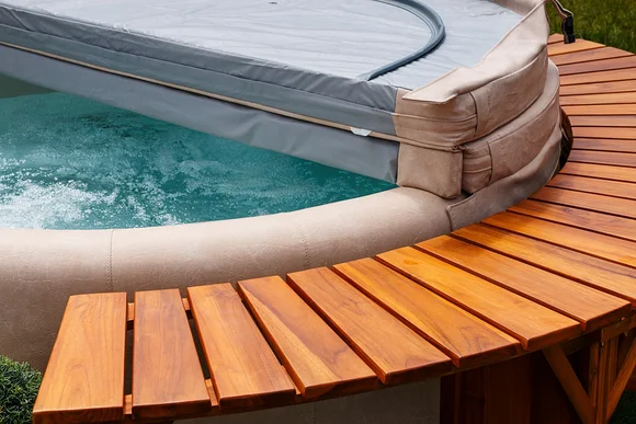 Whirlpool mit Holzumrandung