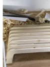 Gebogene Holzlatten und Säge