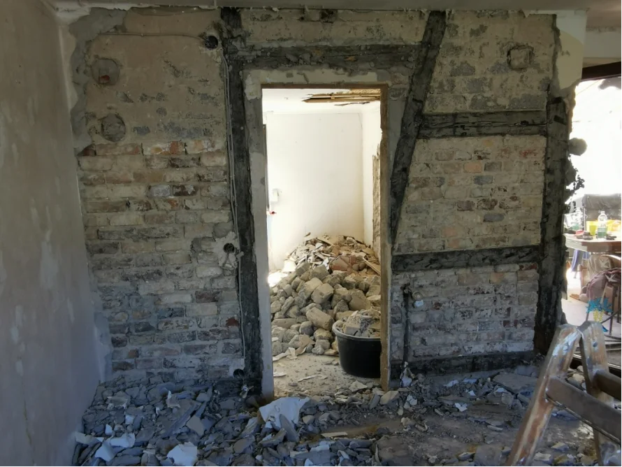 Bauarbeiten in einem Raum mit Bauschutt
