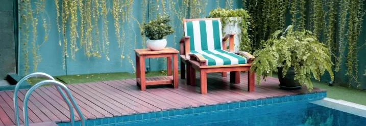 Liegestuhl an einem Pool