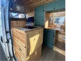 Innenausbau eines Campingbusses mit Holzmöbeln