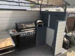 Außenküche mit Gasgrill in einem Gartenhaus