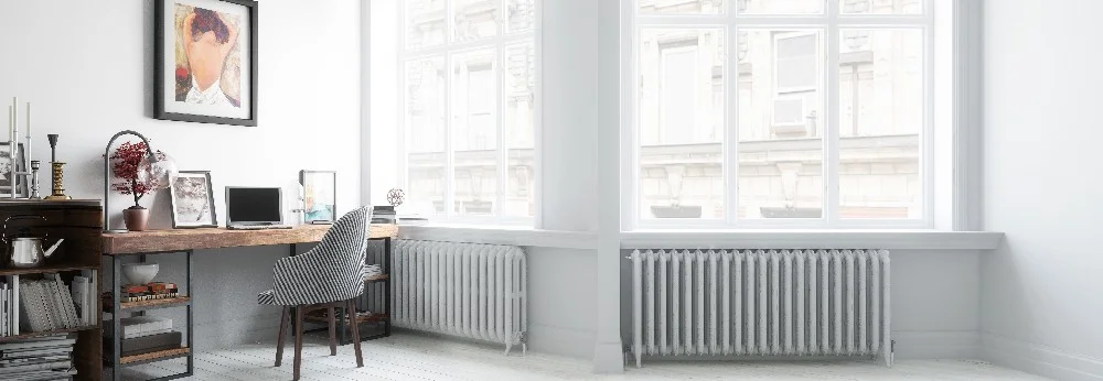 Heller Arbeitsbereich mit großem Fenster und Schreibtisch
