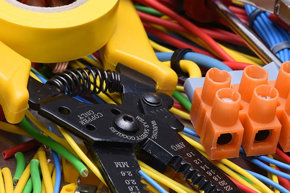 Werkzeug und Kabel für Elektroarbeiten