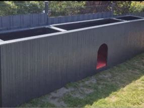 Holzkonstruktion mit drei Fächern und Hundehütte