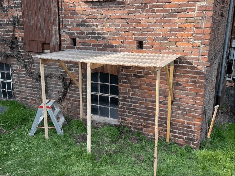 Holzgerüst an Hauswand