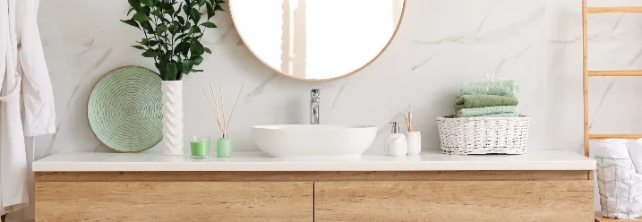 Modernes Badezimmer mit Waschtisch und Spiegel