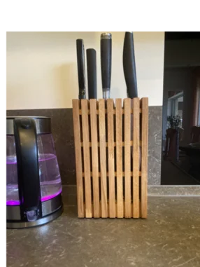 Ein Messerblock aus Holz mit Messern.