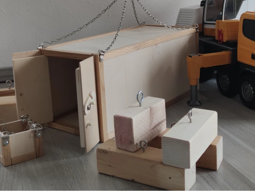 Hölzerner Spielzeugcontainer am Kran