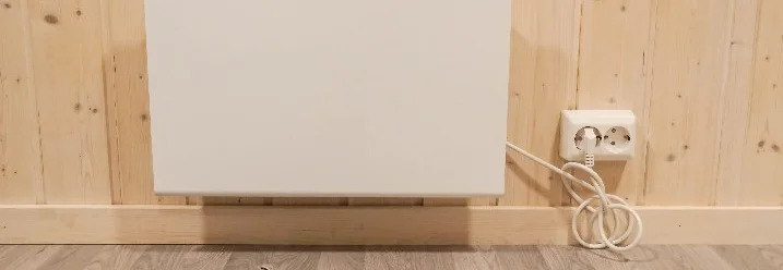 Weißer Heizkörper an Holzwand
