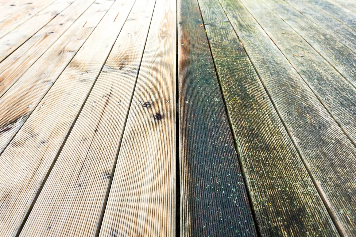 Hälfte einer Holzterrasse gereinigt