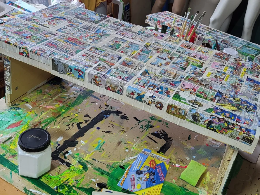 Tisch mit Comic beklebt