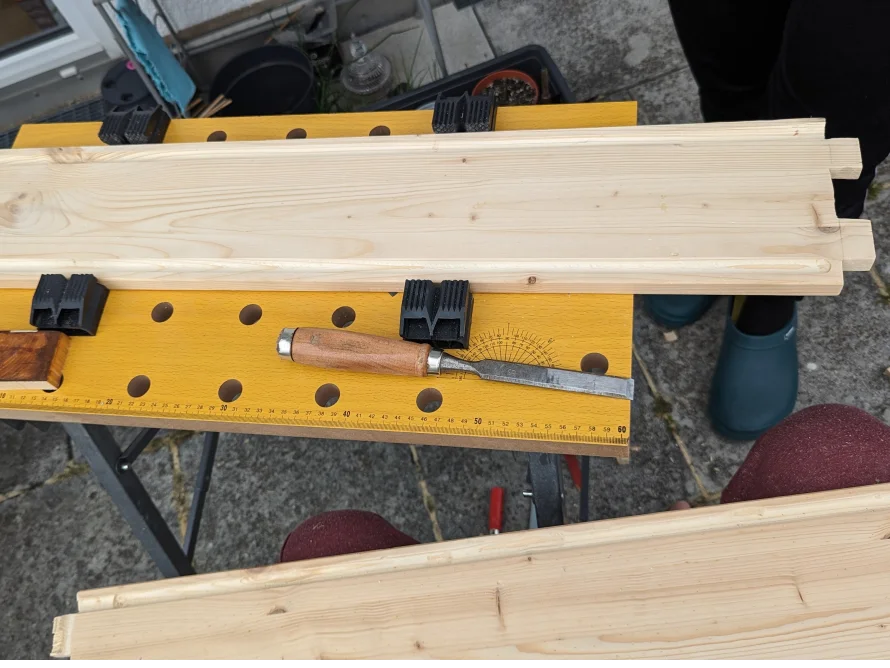 Holz auf Werkbank mit Stechbeitel