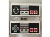 Zwei Regale im Design eines Videospiel-Controllers