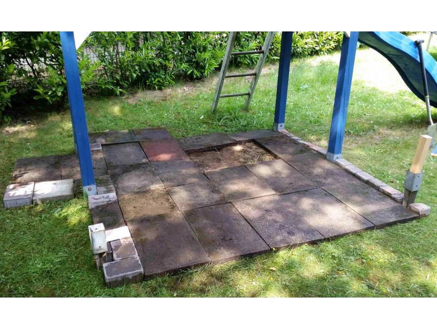Pflasterflächen unter einem Gartenhaus