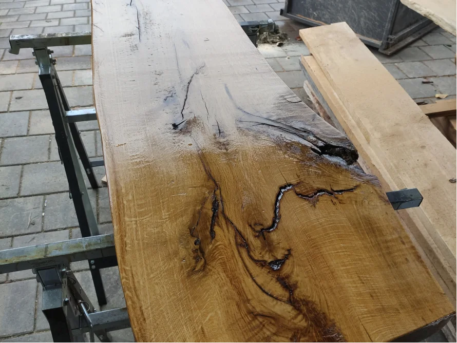 Geölte Holzplatte auf zwei Böcken