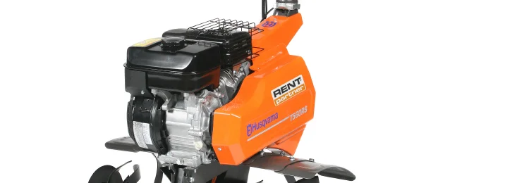 Orangefarbene Motorhacke mit schwarzen Griffen