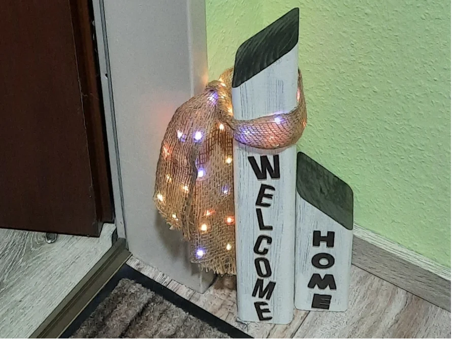 Holzschild mit Lichterkette