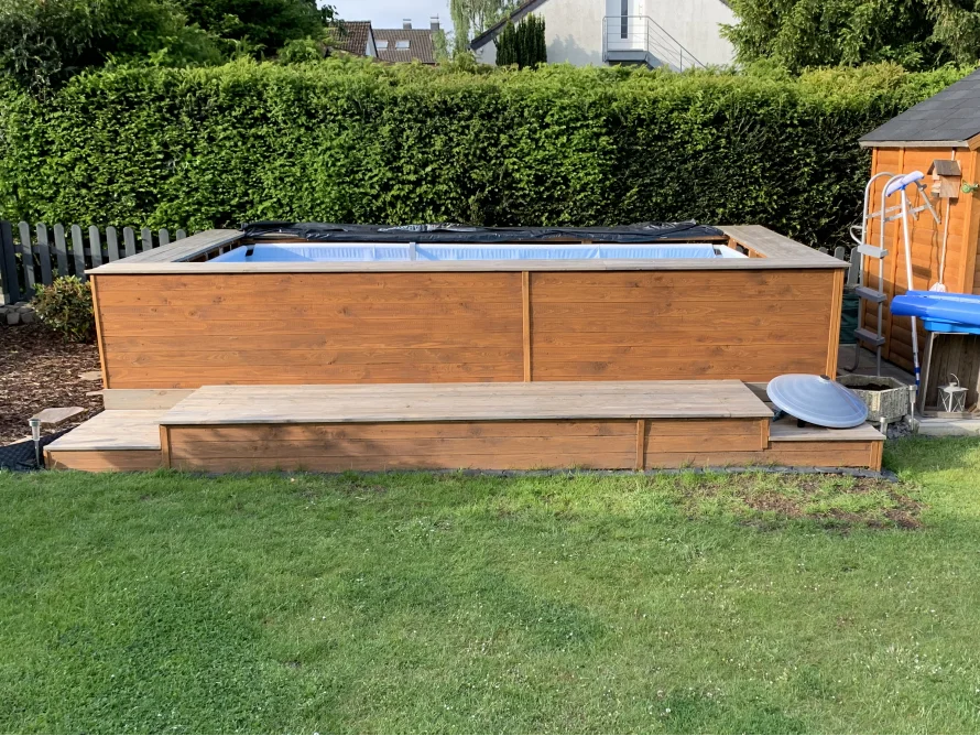 Holzpodest mit Pool