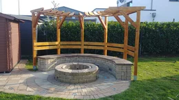 Gartenlaube mit Feuerstelle