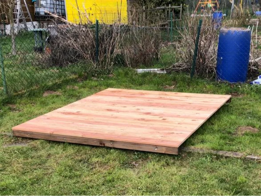 Holzgrundgerüst auf Rasen
