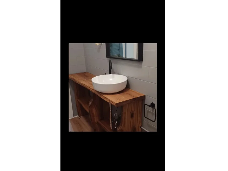 Waschbecken auf einem Holzunterschrank