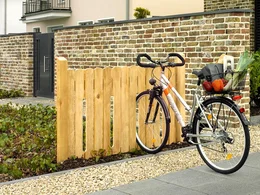 Fahrrad an Holzzaun gelehnt