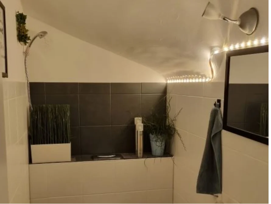 Modernes Badezimmer mit Dachschräge
