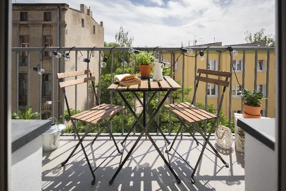 Kleiner Balkon mit Bistrotisch und Stühlen