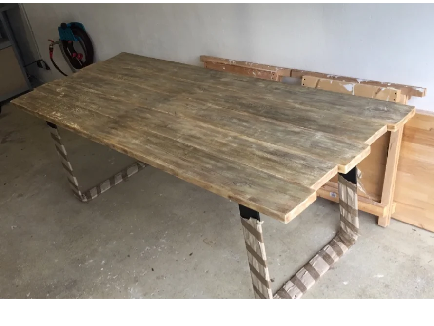 Heller Holztisch mit schwarzen Beinen